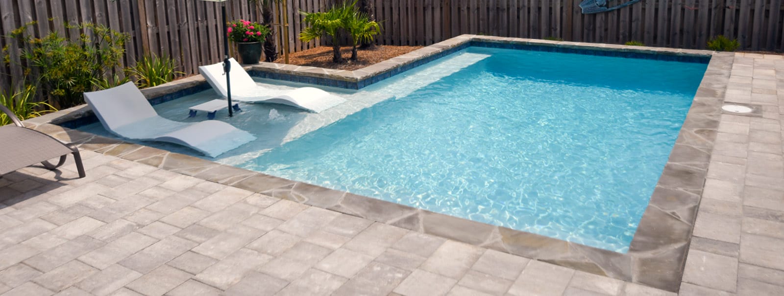 Gunite pool with tanning ledge in Mobile.