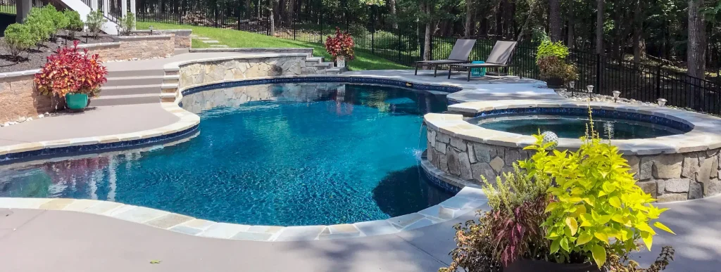 Free-from gunite pool with round spa in Bethesda.